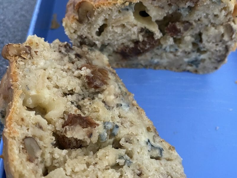 Cliquez pour zoomer ! Cake à la fourme d’Ambert, noix et raisins secs Thermomix par vivi31410