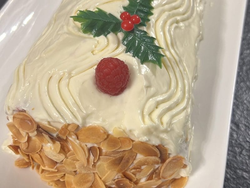 Cliquez pour zoomer ! Bûche de Noël framboises et chocolat blanc Thermomix par farida_21