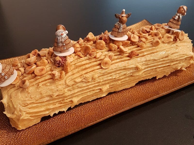 Cliquez pour zoomer ! Bûche pralinée aux éclats de noisettes caramélisés Thermomix par Audrey66500