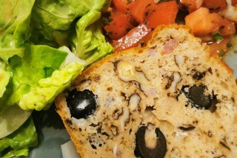 Cliquez pour zoomer ! Cake chèvre, noisettes et lardons Thermomix par nyfaaa