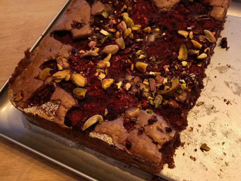 Cliquez pour zoomer ! Brownie framboises, pistaches et pépites de chocolat blanc Thermomix par notila