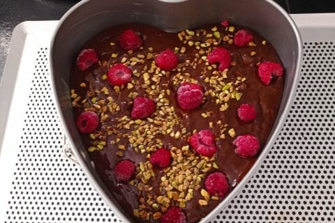 Cliquez pour zoomer ! Brownie framboises, pistaches et pépites de chocolat blanc Thermomix par carambar10