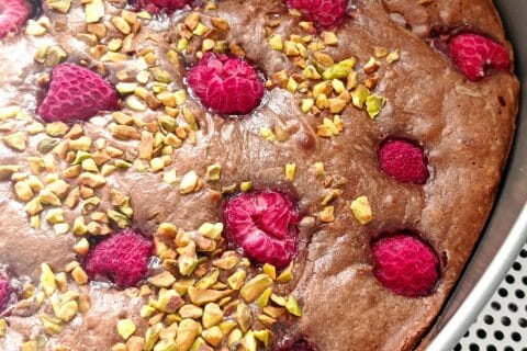 Cliquez pour zoomer ! Brownie framboises, pistaches et pépites de chocolat blanc Thermomix par carambar10