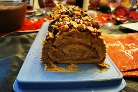 Cliquez pour zoomer ! Bûche pralinée aux éclats de noisettes caramélisés Thermomix par Belleisachouette