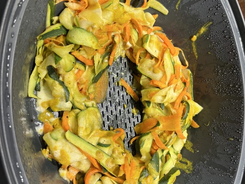 Cliquez pour zoomer ! Saumon sauce curry et tagliatelles de légumes Thermomix par bpothin