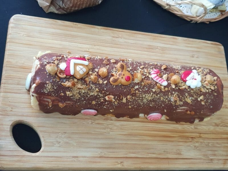 Cliquez pour zoomer ! Bûche pralinée aux éclats de noisettes caramélisés Thermomix par amy_20