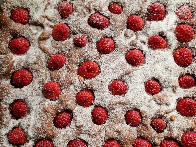 Cliquez pour zoomer ! Brownie framboises, pistaches et pépites de chocolat blanc Thermomix par mariepoppins77