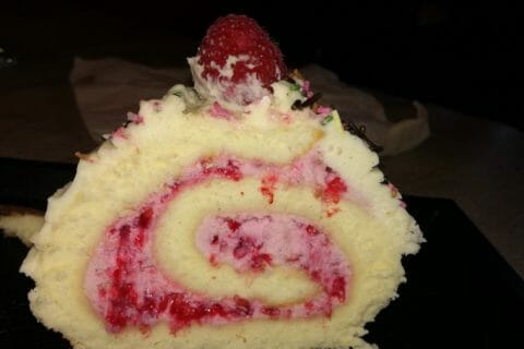 Cliquez pour zoomer ! Bûche de Noël framboises et chocolat blanc Thermomix par Laeti0686