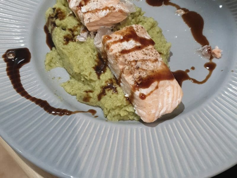 Cliquez pour zoomer ! Saumon sur purée de brocolis Thermomix par nat_50
