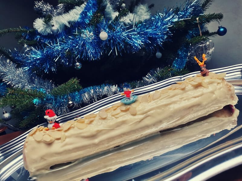 Cliquez pour zoomer ! Bûche de Noël framboises et chocolat blanc Thermomix par ChatMo