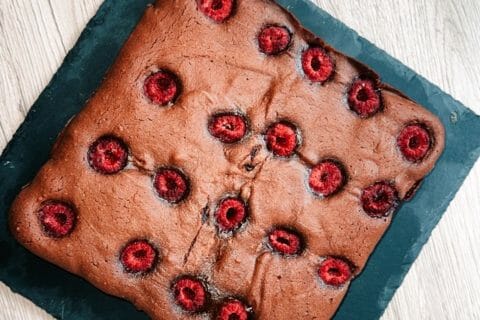 Cliquez pour zoomer ! Brownie framboises, pistaches et pépites de chocolat blanc Thermomix par anaelle_53
