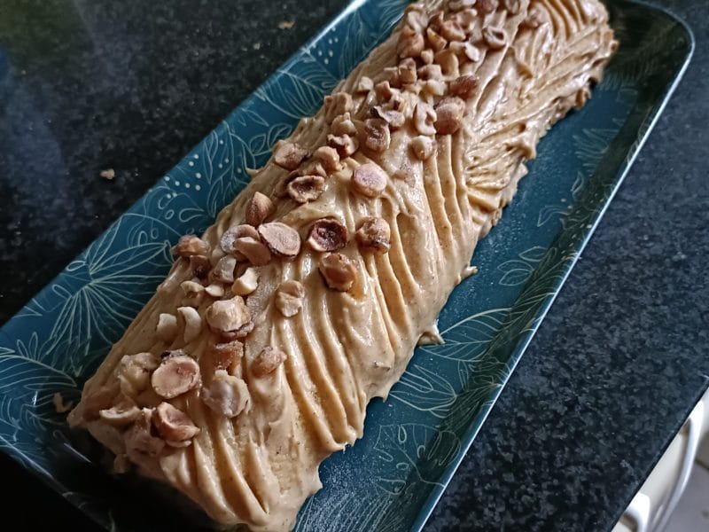 Cliquez pour zoomer ! Bûche pralinée aux éclats de noisettes caramélisés Thermomix par valzz