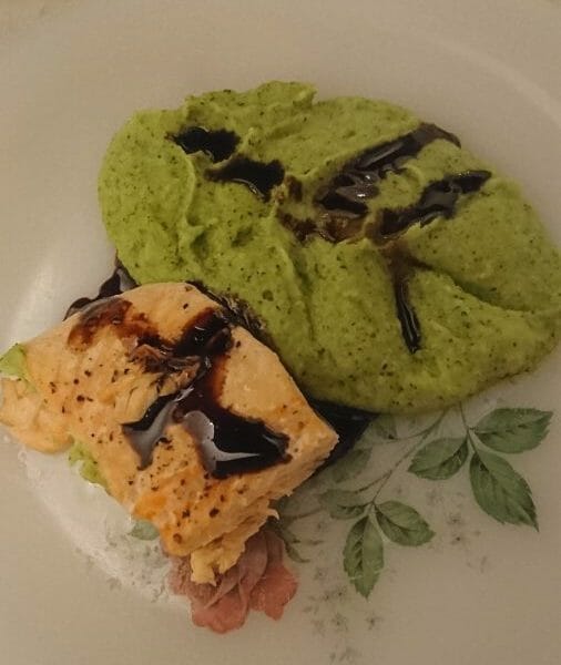 Cliquez pour zoomer ! Saumon sur purée de brocolis Thermomix par Toupie60