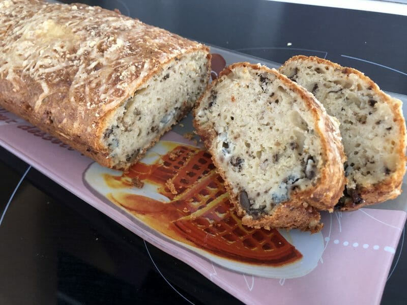 Cliquez pour zoomer ! Cake à la fourme d’Ambert, noix et raisins secs Thermomix par cricridu10
