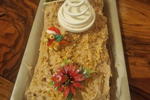 Cliquez pour zoomer ! Bûche pralinée aux éclats de noisettes caramélisés Thermomix par Vv84120