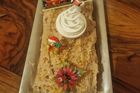 Cliquez pour zoomer ! Bûche pralinée aux éclats de noisettes caramélisés Thermomix par Vv84120