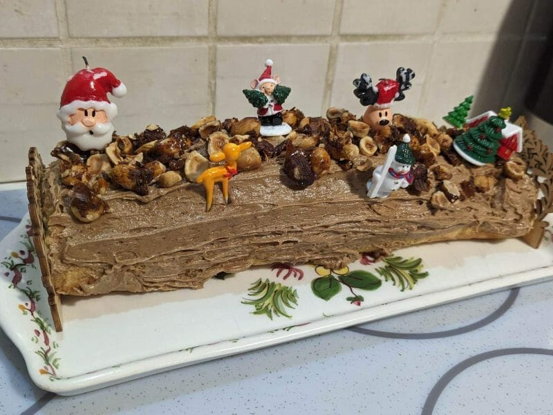 Cliquez pour zoomer ! Bûche pralinée aux éclats de noisettes caramélisés Thermomix par jessicarsene