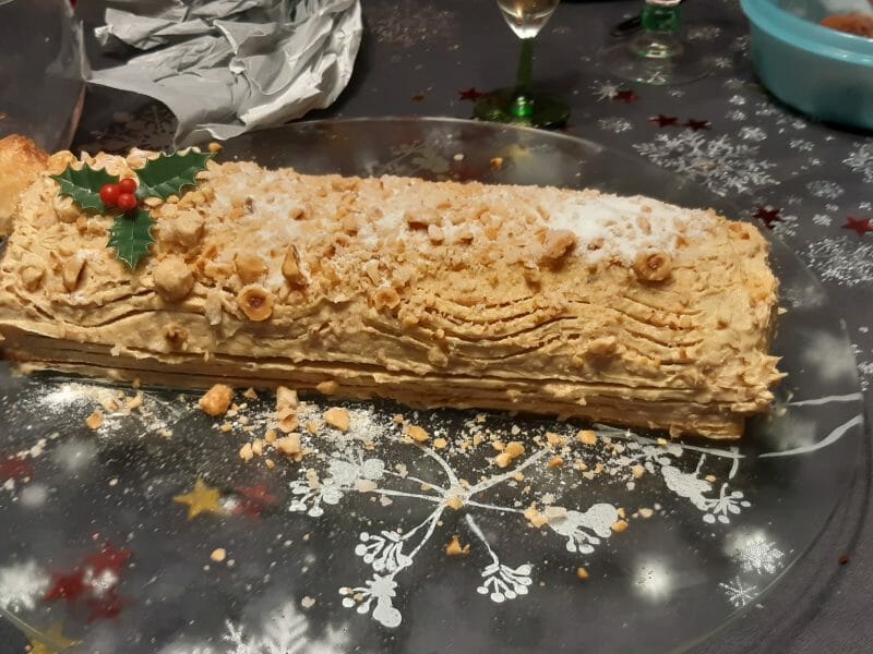 Cliquez pour zoomer ! Bûche pralinée aux éclats de noisettes caramélisés Thermomix par Thais14500