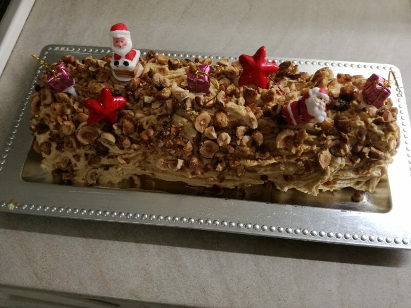 Cliquez pour zoomer ! Bûche pralinée aux éclats de noisettes caramélisés Thermomix par marieade