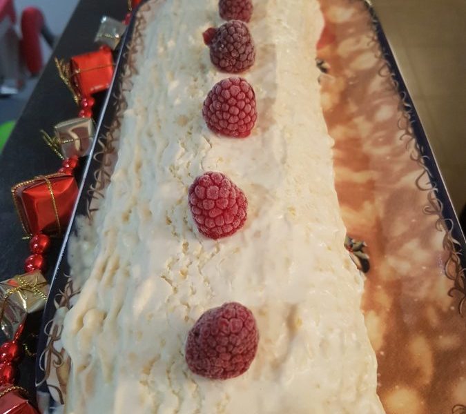 Cliquez pour zoomer ! Bûche de Noël framboises et chocolat blanc Thermomix par Moutonnette