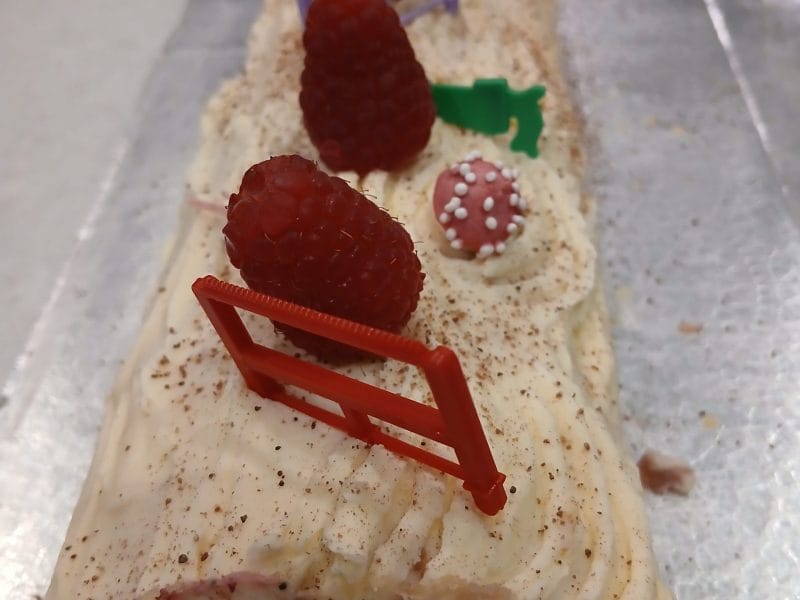 Cliquez pour zoomer ! Bûche de Noël framboises et chocolat blanc Thermomix par fran3005
