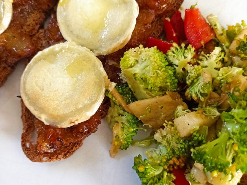 Cliquez pour zoomer ! Tartines échalotes et poires au chèvre Thermomix par DanaëlleT.