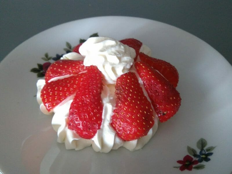 Cliquez pour zoomer ! Mini pavlova aux fraises Thermomix par lefrapper