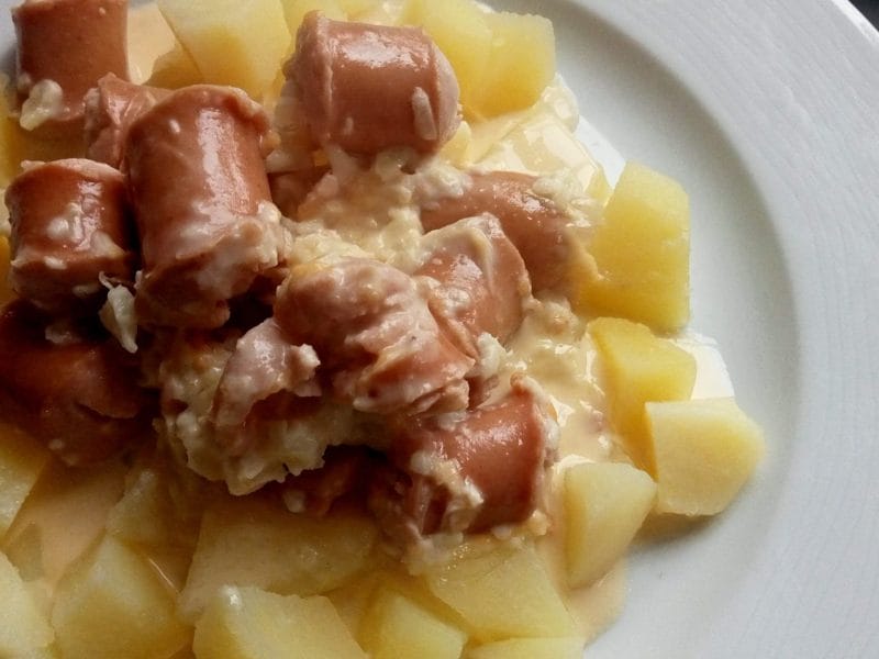 Cliquez pour zoomer ! Pommes de terre et knackis sauce cheddar Thermomix par lefrapper