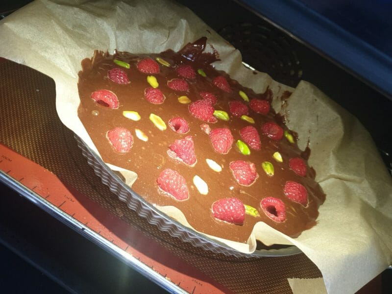 Cliquez pour zoomer ! Brownie framboises, pistaches et pépites de chocolat blanc Thermomix par cecile_1987