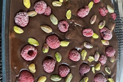 Cliquez pour zoomer ! Brownie framboises, pistaches et pépites de chocolat blanc Thermomix par shaima36