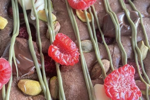 Cliquez pour zoomer ! Brownie framboises, pistaches et pépites de chocolat blanc Thermomix par shaima36