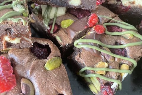 Cliquez pour zoomer ! Brownie framboises, pistaches et pépites de chocolat blanc Thermomix par shaima36