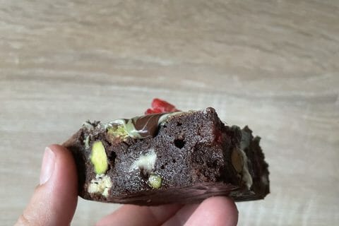 Cliquez pour zoomer ! Brownie framboises, pistaches et pépites de chocolat blanc Thermomix par shaima36