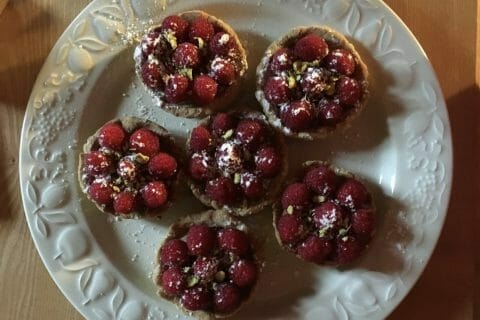 Cliquez pour zoomer ! Tartelettes framboises sur crème d’amande et pistache Thermomix par lunabellarossa