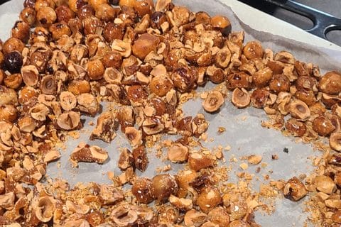 Cliquez pour zoomer ! Bûche pralinée aux éclats de noisettes caramélisés Thermomix par Jess1318