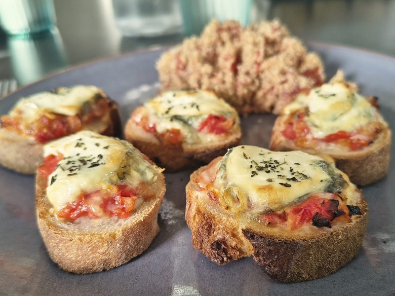 Cliquez pour zoomer ! Crostini tomates, olives et mozzarella Thermomix par BobbieRookmoot