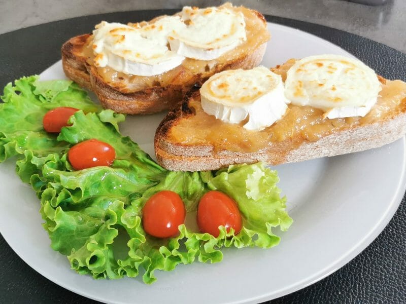 Cliquez pour zoomer ! Tartines échalotes et poires au chèvre Thermomix par Anne-Marie cuisine
