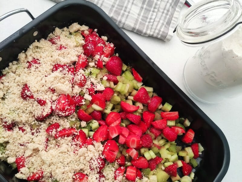 Cliquez pour zoomer ! Crumble fraise rhubarbe et noix de coco Thermomix par annammix