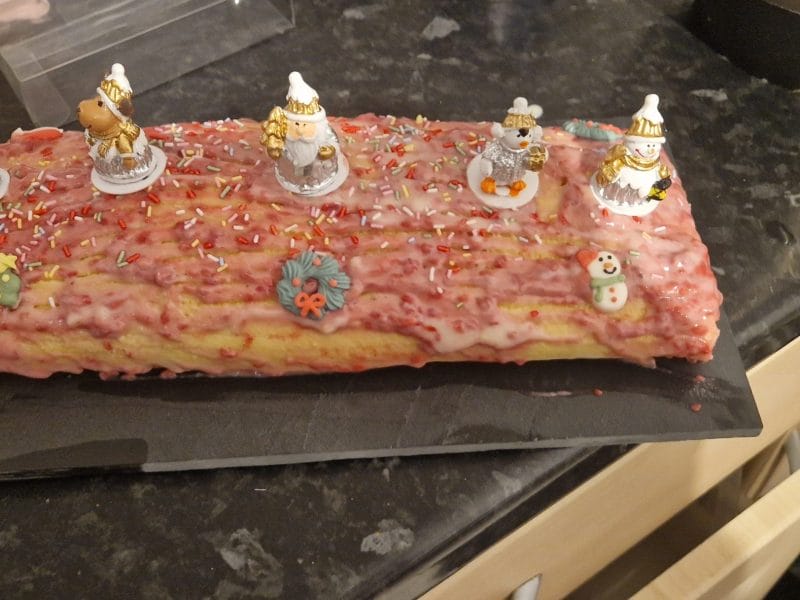 Cliquez pour zoomer ! Bûche de Noël framboises et chocolat blanc Thermomix par sarrah_4