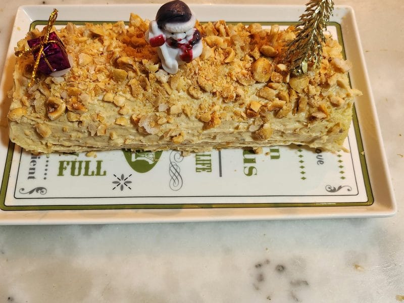 Cliquez pour zoomer ! Bûche pralinée aux éclats de noisettes caramélisés Thermomix par jessy