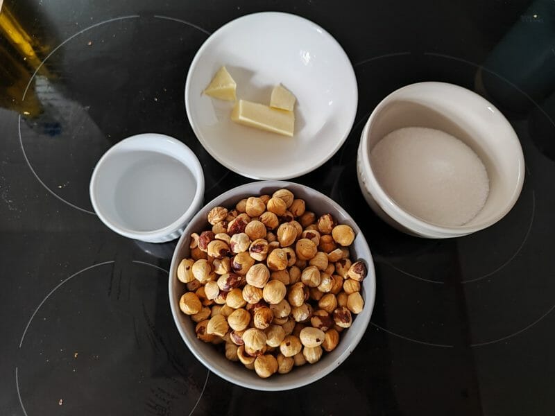 Cliquez pour zoomer ! Bûche pralinée aux éclats de noisettes caramélisés Thermomix par calandrea