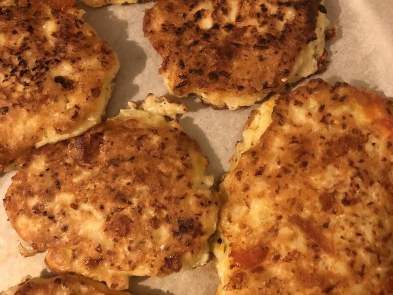 Cliquez pour zoomer ! Galettes de chou-fleur et sauce yaourt Thermomix par Yas192