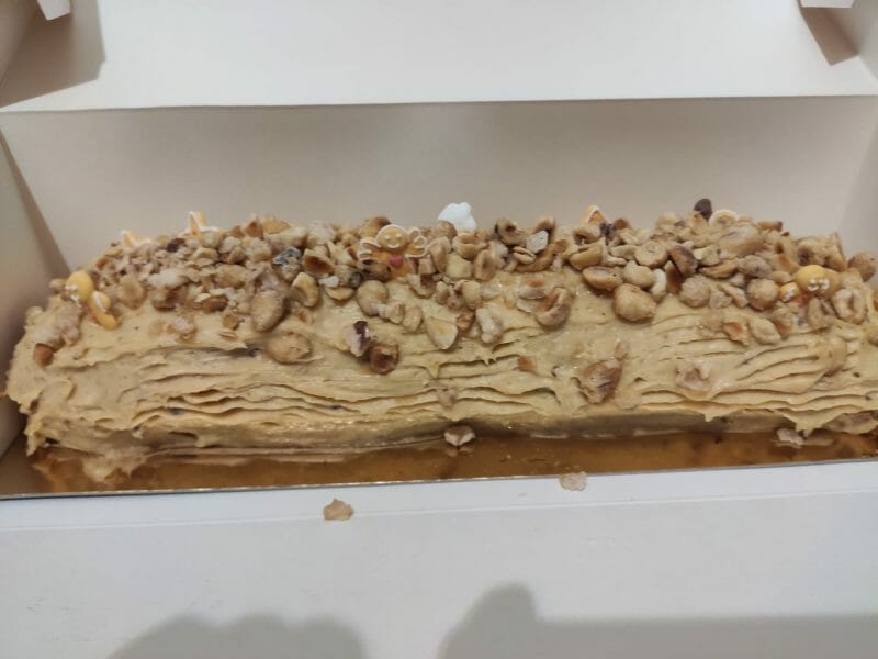 Cliquez pour zoomer ! Bûche pralinée aux éclats de noisettes caramélisés Thermomix par Stephimath