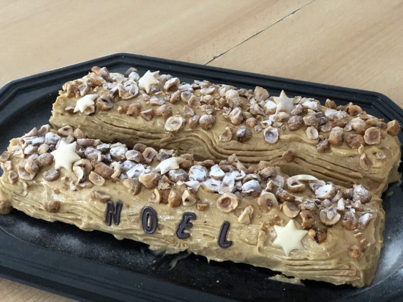 Cliquez pour zoomer ! Bûche pralinée aux éclats de noisettes caramélisés Thermomix par Pimbie