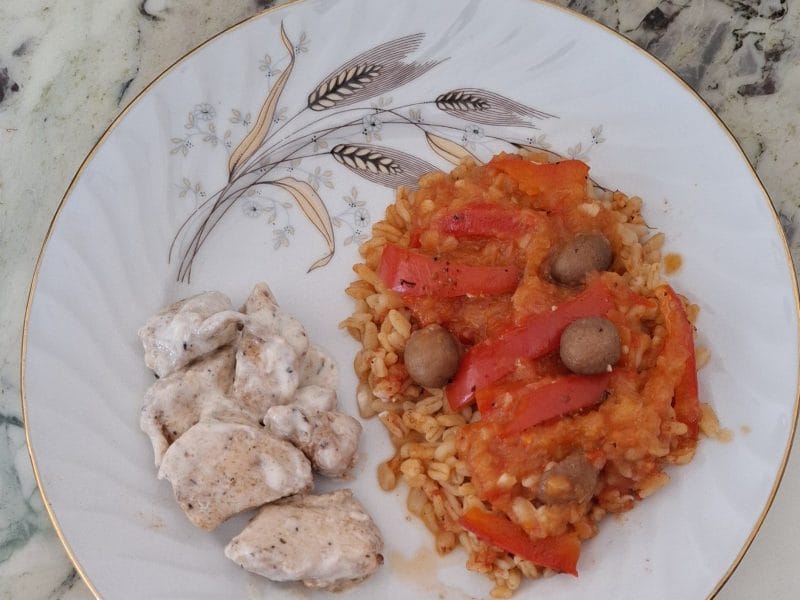 Cliquez pour zoomer ! Poulet sauce poivron-tomate, riz et ses légumes Thermomix par manhou05