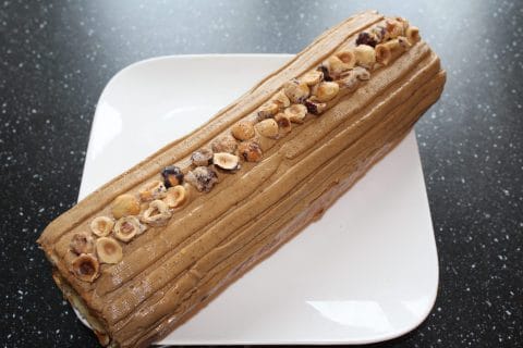 Cliquez pour zoomer ! Bûche pralinée aux éclats de noisettes caramélisés Thermomix par AngelNoe