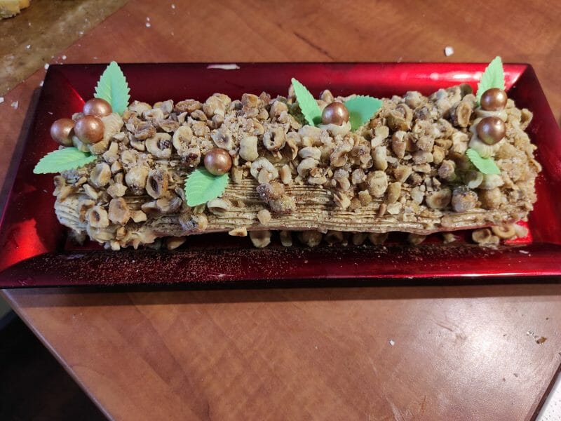 Cliquez pour zoomer ! Bûche pralinée aux éclats de noisettes caramélisés Thermomix par beatrice_217