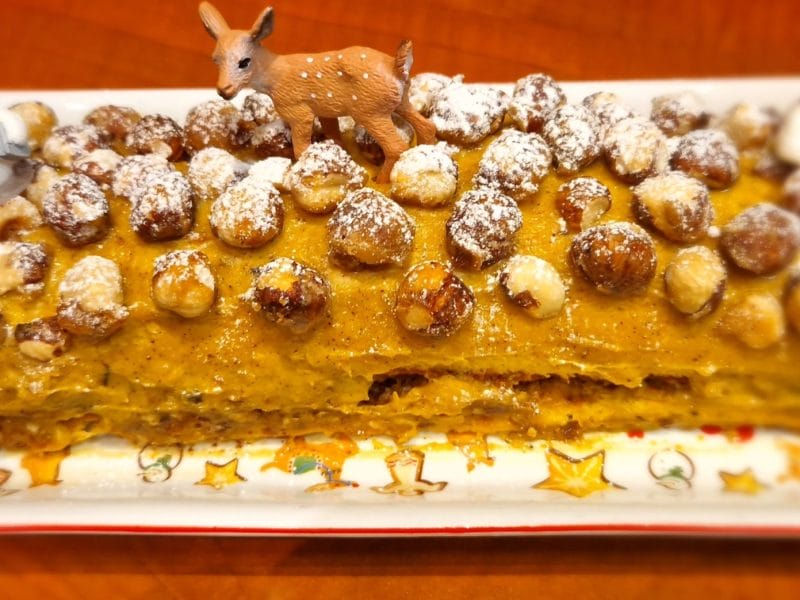 Cliquez pour zoomer ! Bûche pralinée aux éclats de noisettes caramélisés Thermomix par Aurélie ♡ 👩🏽🍳