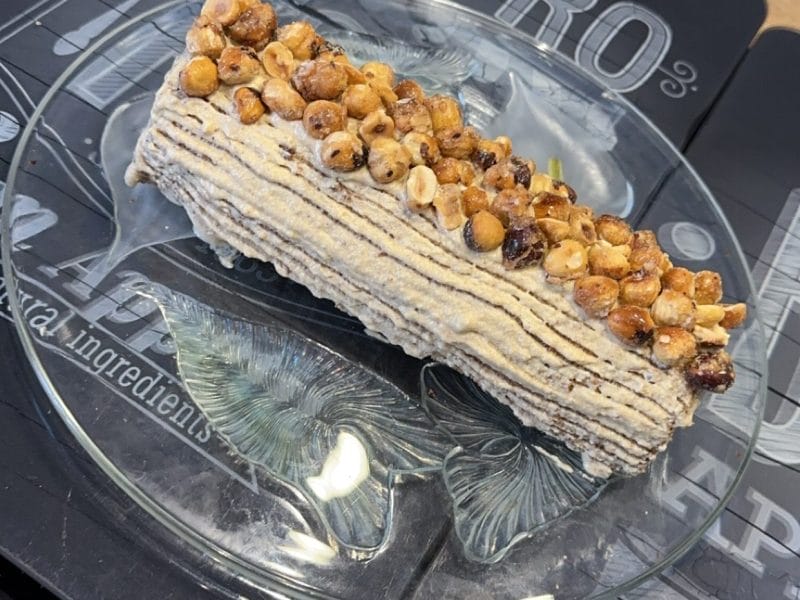 Cliquez pour zoomer ! Bûche pralinée aux éclats de noisettes caramélisés Thermomix par natashou