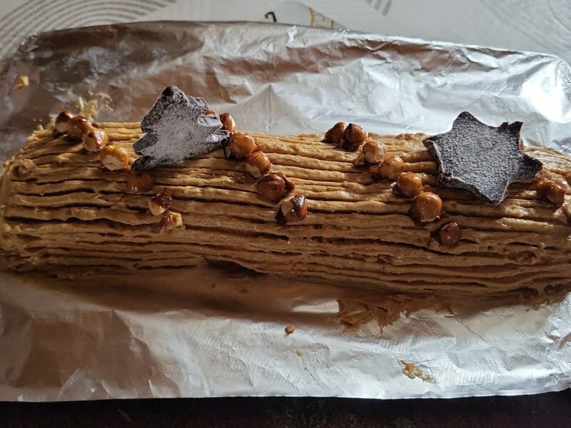 Cliquez pour zoomer ! Bûche pralinée aux éclats de noisettes caramélisés Thermomix par gawelle